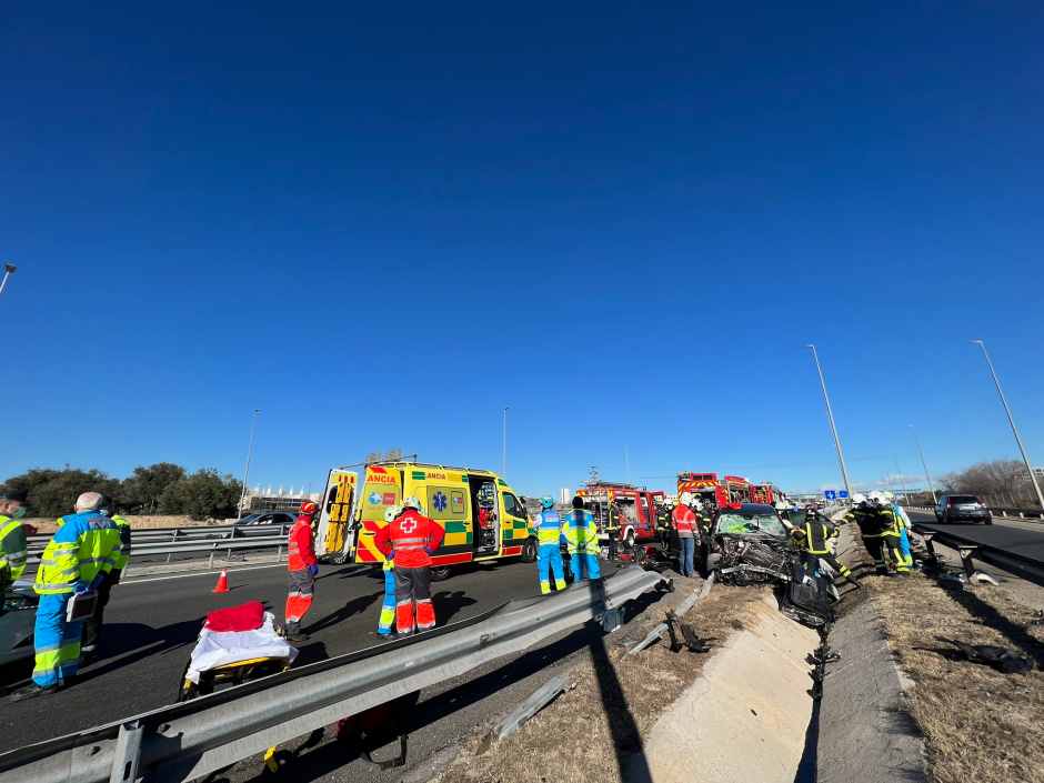 Accidente entre un turismo y un camión en la A-5 a la altura de Móstoles