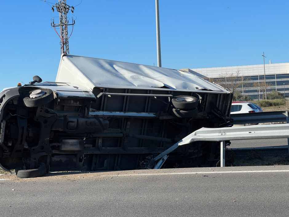 Accidente entre un turismo y un camión en la A-5 a la altura de Móstoles