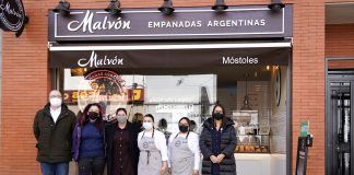 La alcaldesa de Móstoles visita Malvón, un establecimiento especializado en la elaboración de empanadas argentinas