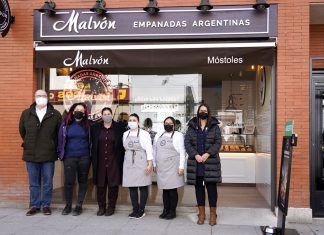 La alcaldesa de Móstoles visita Malvón, un establecimiento especializado en la elaboración de empanadas argentinas