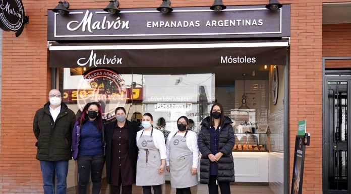 La alcaldesa de Móstoles visita Malvón, un establecimiento especializado en la elaboración de empanadas argentinas