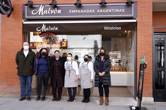 La alcaldesa de Móstoles visita Malvón, un establecimiento especializado en la elaboración de empanadas argentinas
