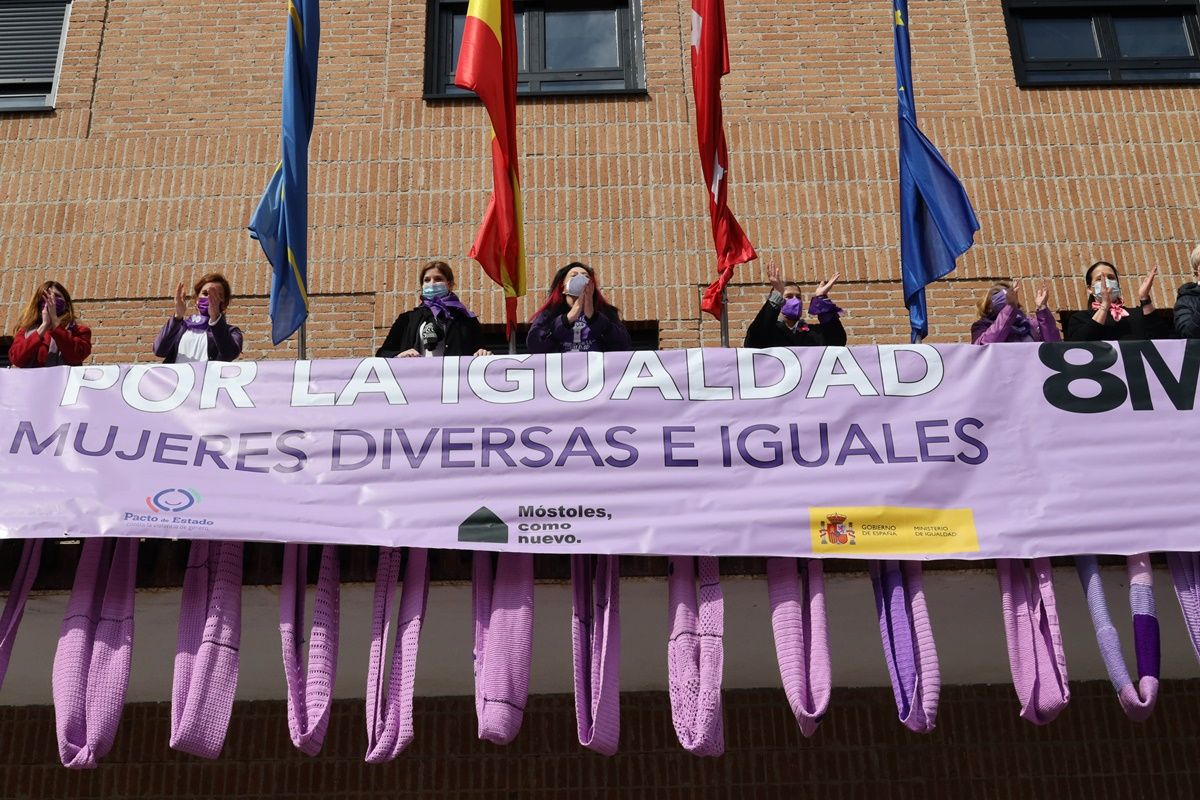 Móstoles sale a la calle para pedir igualdad de derechos entre hombres ...