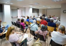 Noelia Posse se reúne con vecinos de Móstoles en una nueva "Asamblea abierta"