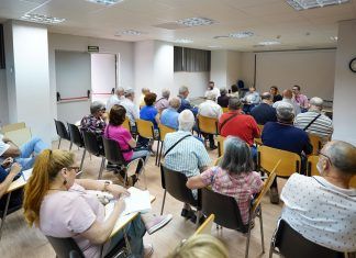 Noelia Posse se reúne con vecinos de Móstoles en una nueva "Asamblea abierta"
