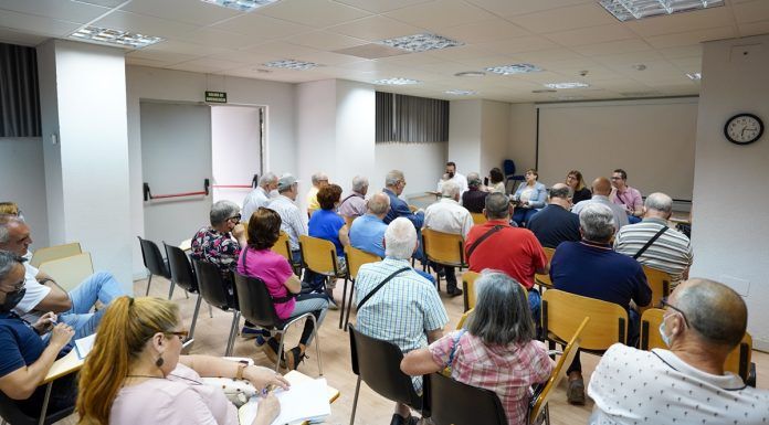 Noelia Posse se reúne con vecinos de Móstoles en una nueva "Asamblea abierta"