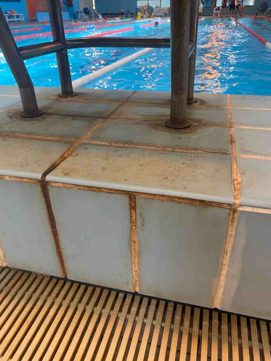 Hongos y óxido en la piscina cubierta de Villafontana de Móstoles