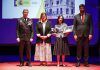 El Ayuntamiento de Móstoles le entrega a la Delegada del Gobierno la Medalla de la Policía Municipal