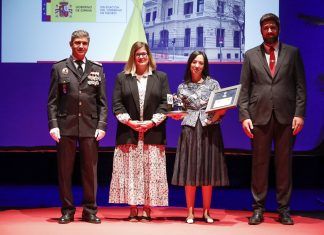 El Ayuntamiento de Móstoles le entrega a la Delegada del Gobierno la Medalla de la Policía Municipal