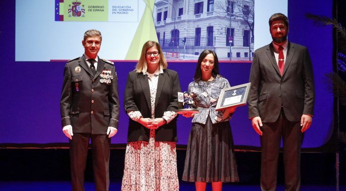 El Ayuntamiento de Móstoles le entrega a la Delegada del Gobierno la Medalla de la Policía Municipal