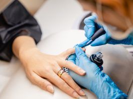 Una vecina de Móstoles coge una infección tras hacerse las uñas en un centro estético