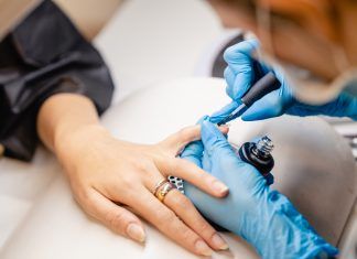 Una vecina de Móstoles coge una infección tras hacerse las uñas en un centro estético