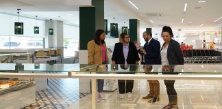 La alcaldesa visita el nuevo supermercado Froiz abierto en Móstoles