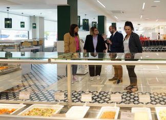 La alcaldesa visita el nuevo supermercado Froiz abierto en Móstoles