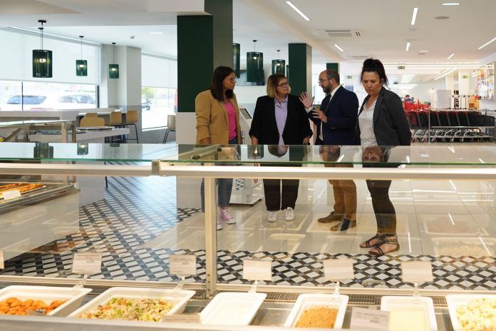 La alcaldesa visita el nuevo supermercado Froiz abierto en Móstoles