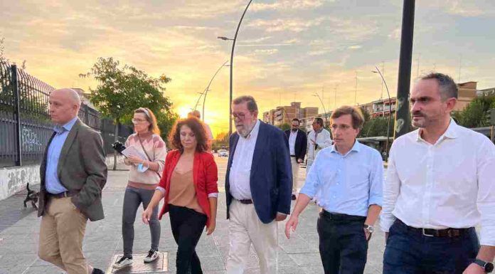 El alcalde de Madrid, José Luis Martínez Almeida, visita Móstoles y da su apoyo a Manuel Bautista