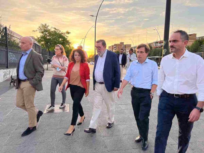 El alcalde de Madrid, José Luis Martínez Almeida, visita Móstoles y da su apoyo a Manuel Bautista