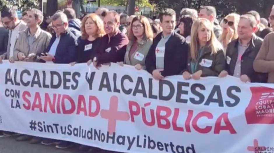 La alcaldesa de Móstoles acude a la manifestación en defensa de la sanidad pública