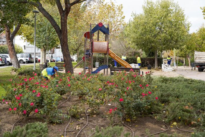 Continúan los trabajos de mantenimiento de parques y jardines en Móstoles
