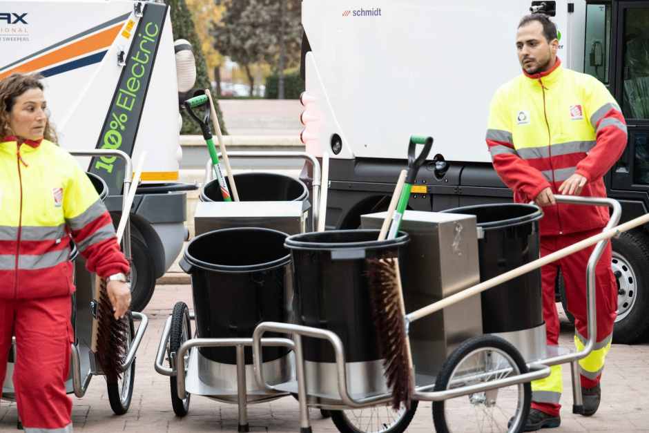 Con el objetivo de ser más eficiente y ecológica. Móstoles renueva la maquinaria de limpieza viaria y recogida de residuos.