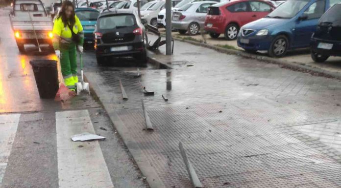 Se estrella contra otros vehículos aparcados y provoca daños en el mobiliario urbano en Móstoles