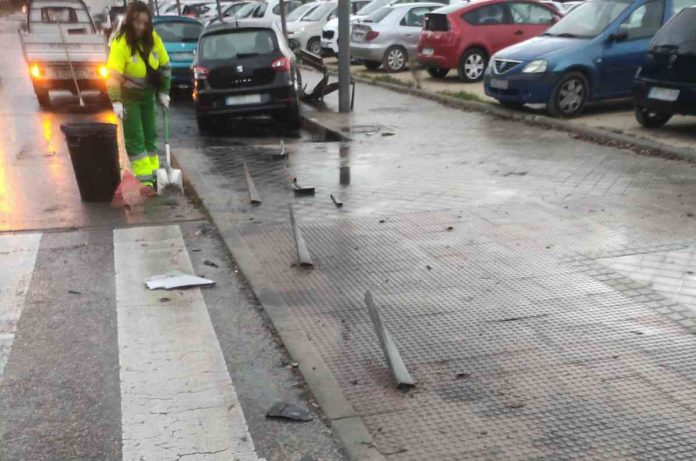 Se estrella contra otros vehículos aparcados y provoca daños en el mobiliario urbano en Móstoles
