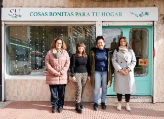 La alcaldesa de Móstoles visita la tienda de decoración Su Deko