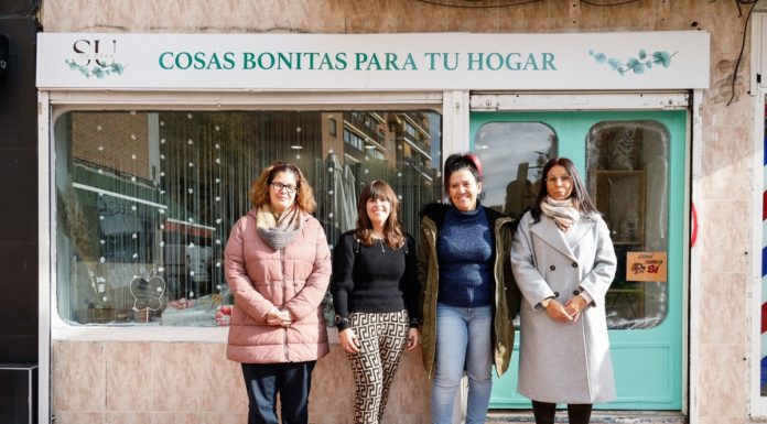 La alcaldesa de Móstoles visita la tienda de decoración Su Deko