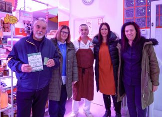 Los vecinos de Móstoles reciben las tarjetas monedero para productos de primera necesidad