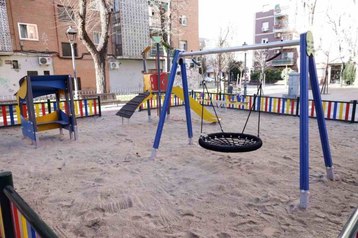 Renovada el área infantil de la calle Huesca de Móstoles