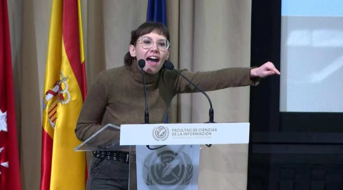 Elisa la vecina de Móstoles que acaparó los focos frente a Isabel Díaz Ayuso en Ciencias de la Información