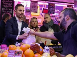 Juan Lobato, líder del PSOE de Madrid, visita Móstoles y aplaude su comercio local