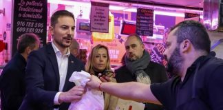 Juan Lobato, líder del PSOE de Madrid, visita Móstoles y aplaude su comercio local