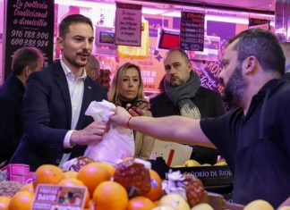 Juan Lobato, líder del PSOE de Madrid, visita Móstoles y aplaude su comercio local Juan Lobato, líder del PSOE de Madrid, visita Móstoles y aplaude su comercio local
