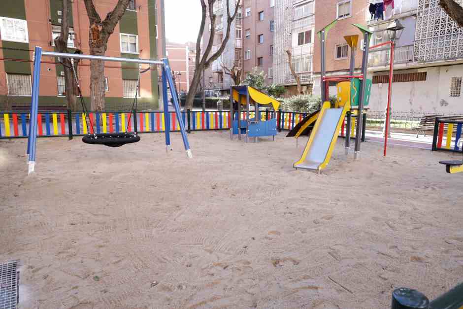 Renovada el área infantil de la calle Huesca de Móstoles