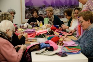 La asociación 'Tejiendo Móstoles' teje ropa y mantas para familias vulnerables