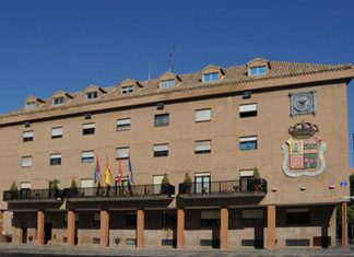 Enfado en la formación azul. El Partido Popular critica el canon reducido y las escasas plazas en la cesión de parcelas públicas de Móstoles para residencias.