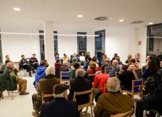 Noelia Posse, presente en una Asamblea Abierta con los vecinos de Móstoles