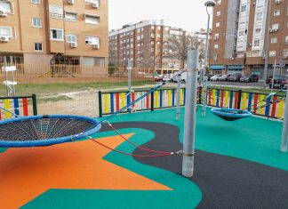 Construido un parque infantil totalmente inclusivo entre las calles Moraleja de Enmedio y Nápoles