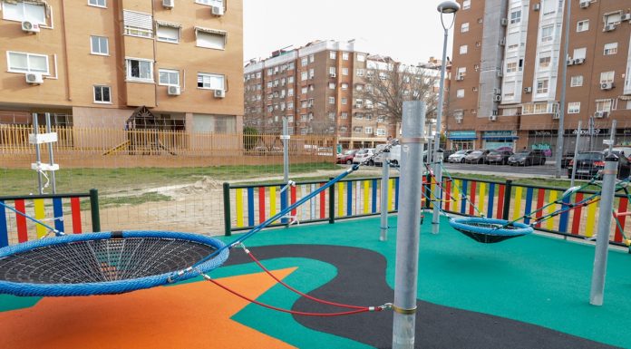 Construido un parque infantil totalmente inclusivo entre las calles Moraleja de Enmedio y Nápoles