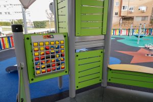 Construido un parque infantil totalmente inclusivo entre las calles Moraleja de Enmedio y Nápoles