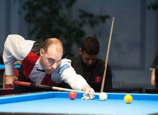 Noelia Posse felicita en persona al jugador del Club Billar Móstoles Rubén Legazpi