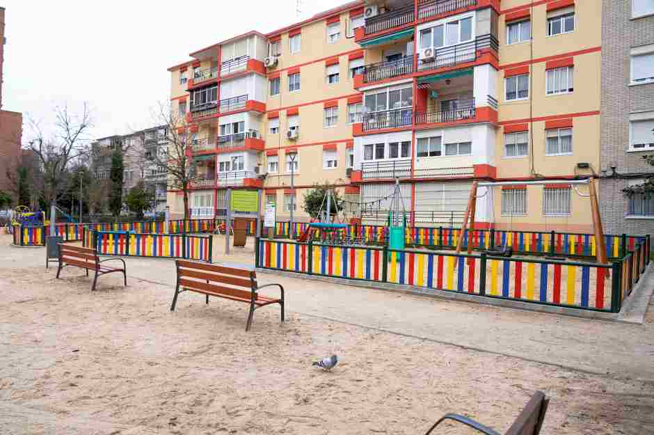 El área infantil de la calle Badajoz de Móstoles ha sido renovada