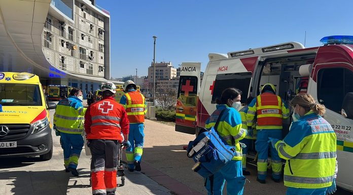 Dos jóvenes heridos de gravedad en Móstoles al caer desde seis metros tras romperse una pared de cristal