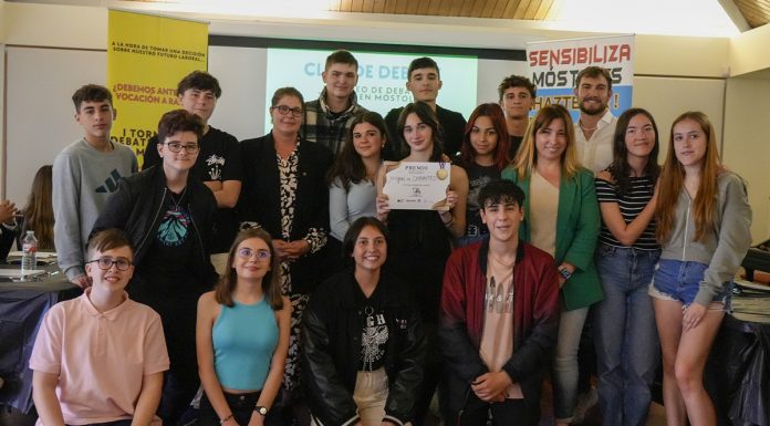 Alumnos del IES Miguel de Cervantes ganan el I Torneo de Debate Juvenil de Móstoles
