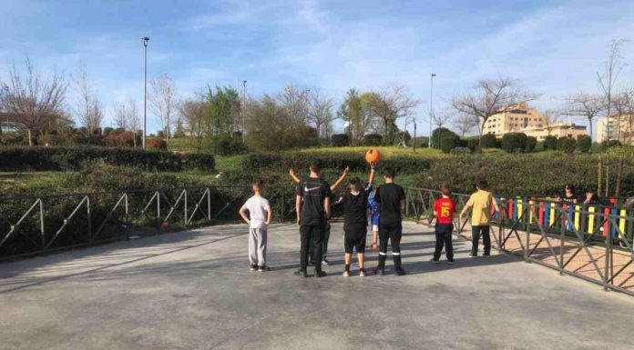 Vox Móstoles critica la ausencia de pistas deportivas en el PAU-4