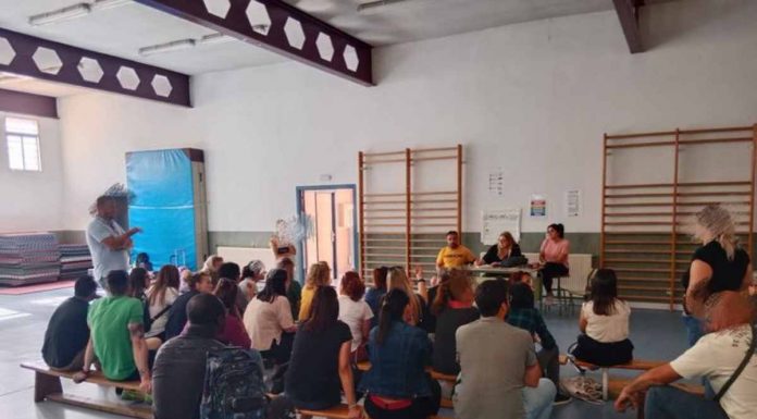 Noelia Posse denuncia el recorte educativo en un colegio de Móstoles