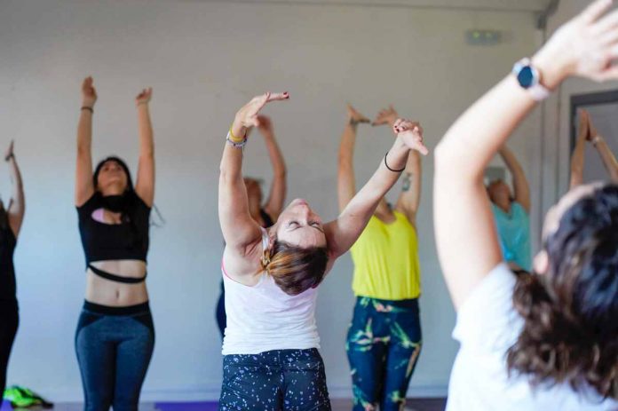 En Móstoles personas en desempleo se forman como instructores de yoga