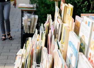 El mercadillo solidario en apoyo a las personas sordas de Móstoles