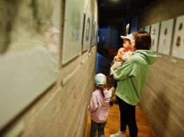 Inauguran una nueva exposición de la Fundación AMÁS en Móstoles